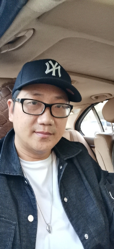 拥抱幸福的第一张照片--金门婚介网